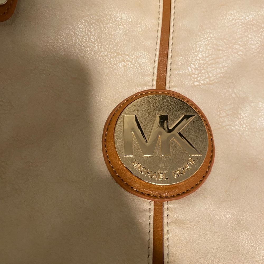 Michael Kors Cream Leather Shoulder Bag with Tan Trim - Picture 6 of 8